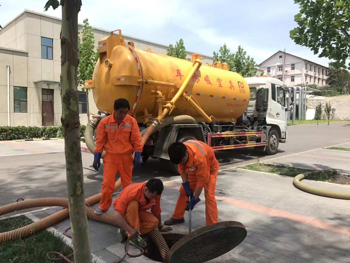 贡井管道疏通车停在窨井附近