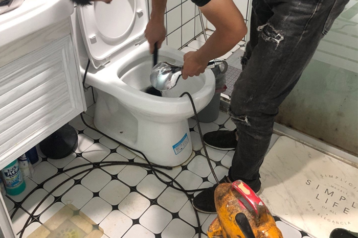 贡井马桶堵塞自己疏通还是找师傅?专业上门服务让你省时更省心